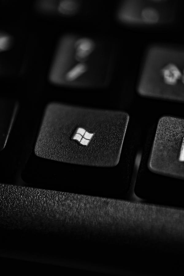 Microsoft+Key+on+a+Keyboard